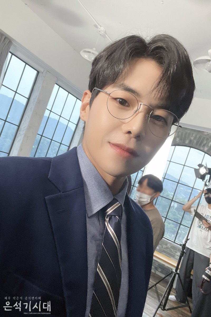 [📸] 

히보 프로필 촬영장에서 보낸 깜짝 선물! 🎁

어윈으로 완벽하게 변신한 
배우님의 모습에 심장이 쿵...! 💕

10월 연강홀에서 만나요 :D

#박은석 #Parkeunseok
#히스토리보이즈 #Historyboys