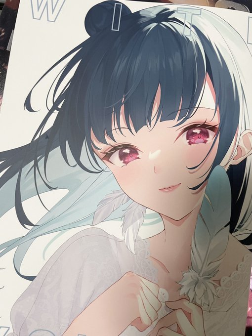 ゆうきはれさんのWith Yohanetwitterで描かれているイラストも綺麗すぎるくらいに感じてはいましたが実際、紙でみるとさらに美しさや綺麗さが増し増しで、とにかく色んな方に本でみていただきたくなりました。とにかく瞳が本当に美で!吸い込まれてしまいそうです 