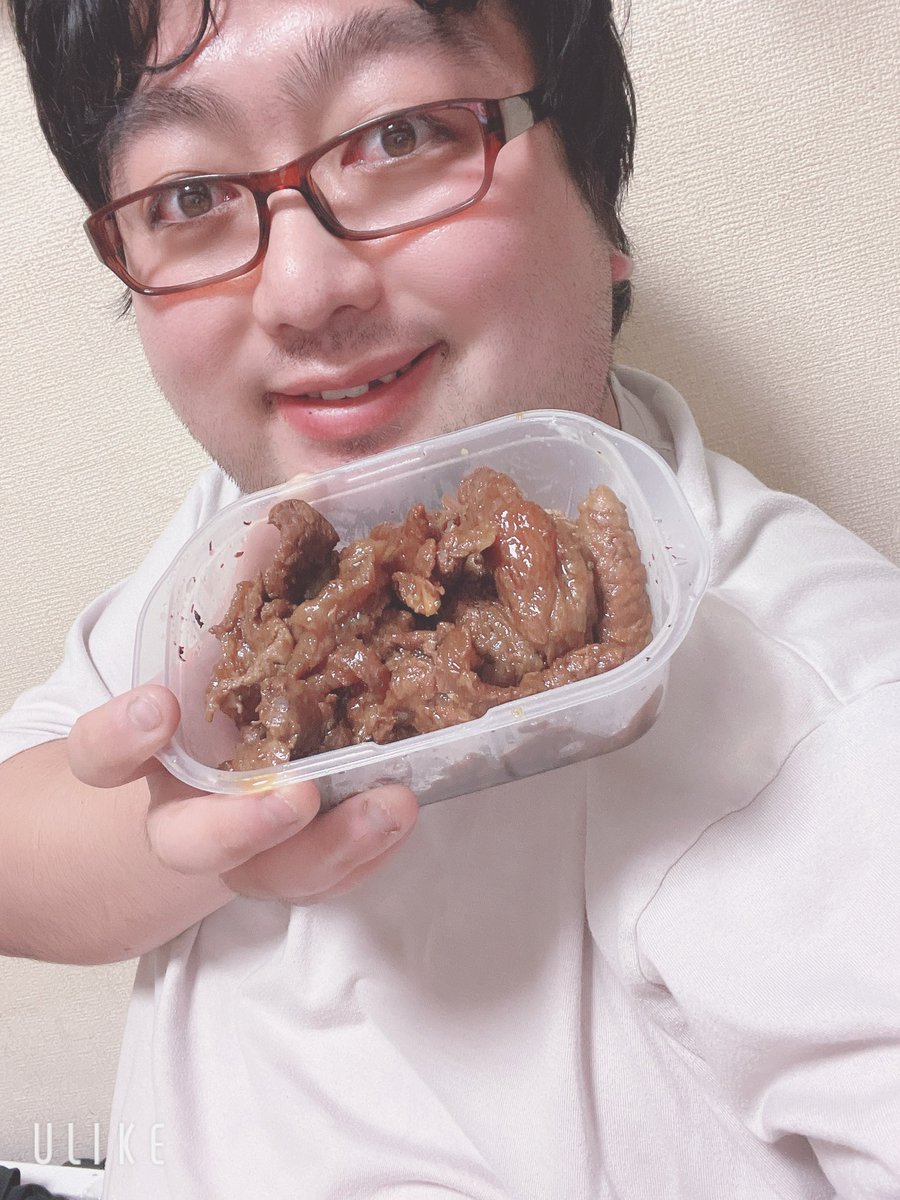 abeshi1215's tweet photo. こんばんは！
今日は久しぶりの炊飯器飯！

今日は豪華に！卵かけご飯！
贅沢に6個！こんな贅沢しちゃって…

それと炊飯器で牛すじの煮��みを作りましたー！
トロトロでめちゃくちゃうまい！
すき焼きのタレで煮込んだけどめちゃくちゃ美味しい！

今日は豪華なご飯！ https://t.co/sD6IRrWNpU