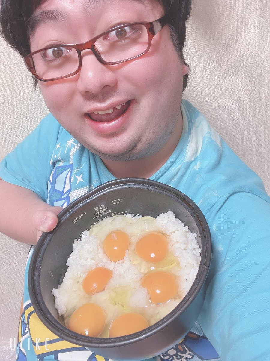 abeshi1215's tweet photo. こんばんは！
今日は久しぶりの炊飯器飯！

今日は豪華に！卵かけご飯！
贅沢に6個！こんな贅沢しちゃって…

それと炊飯器で牛すじの煮��みを作りましたー！
トロトロでめちゃくちゃうまい！
すき焼きのタレで煮込んだけどめちゃくちゃ美味しい！

今日は豪華なご飯！ https://t.co/sD6IRrWNpU
