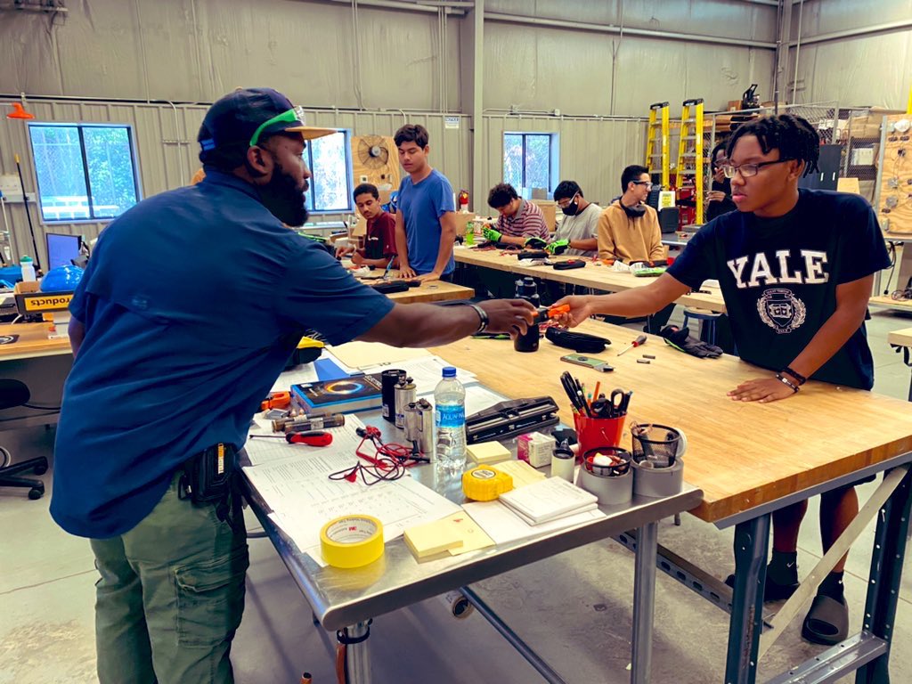 VernonMaloneCCA's tweet photo. Introducing the meter! Learning about voltage and safety measurements in Air Conditioning, Heating and Refrigeration Technology class. #vmccahvac #vmccafmt @waketechcc @WCPSSTeam @wcpssmagnets https://t.co/mcA6ssgacM