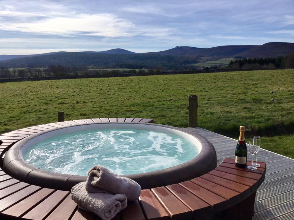 aroundaboutbrit's tweet photo. Are you planning a romantic getaway for a loved one? Drumhead Cottage would be the perfect destination. Relax in the hot tub &amp; take in the stunning views.
https://t.co/i0SgWGA4XU 
#Holiday #Family #Couples #RomanticGetaway #Relax #HotTub #Scenic #Finzean #Banchory #Aberdeenshire https://t.co/rYVcqLfZcu