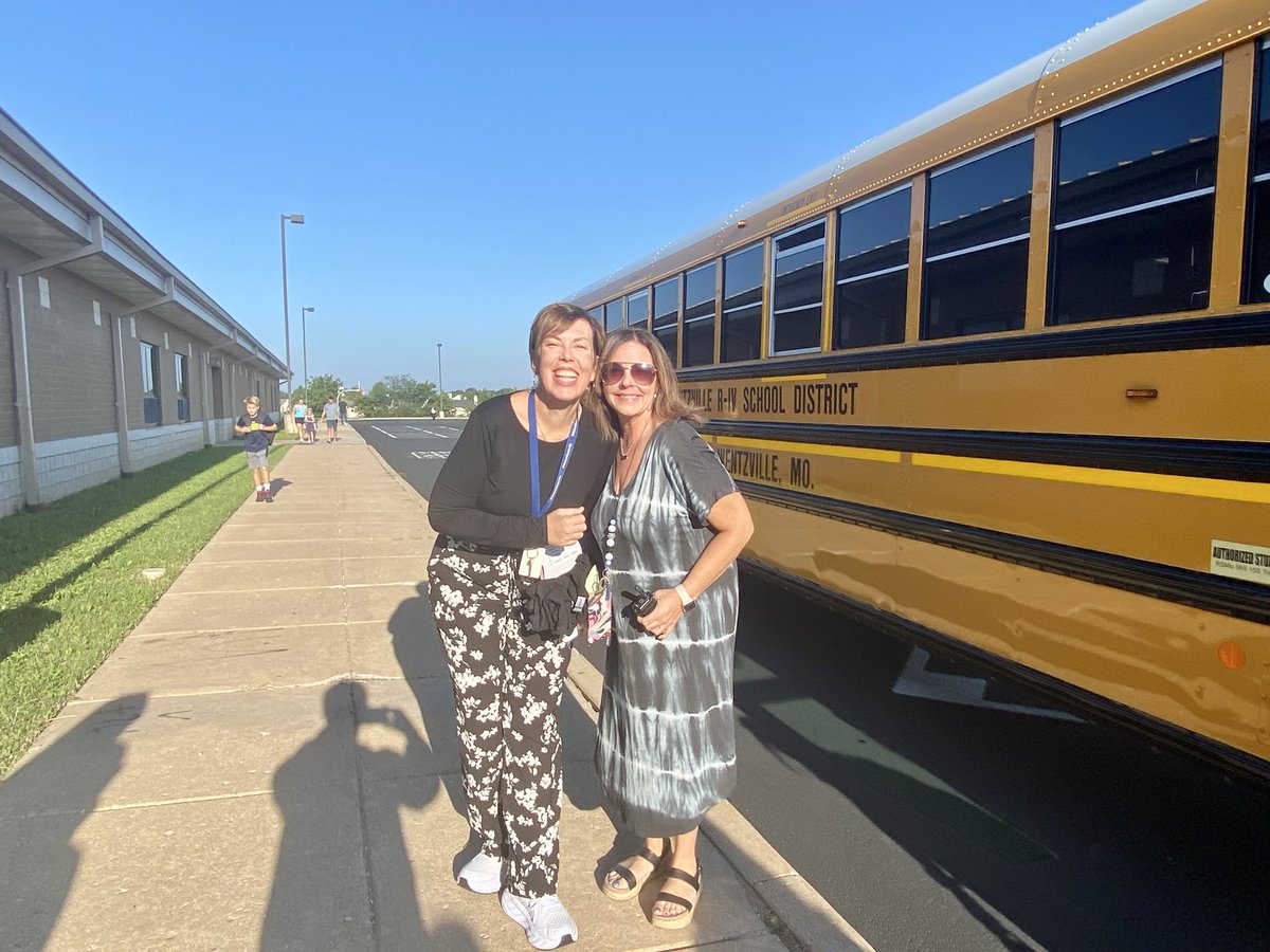 KeriSkeeters's tweet photo. So fun welcoming our Peine Ridge students back for a new year! Our bus riders (and drivers) got a warm welcome from @ktimsmanning this morning! #WeAreWentzville #WSDfirstday https://t.co/TQw9K2G4iy