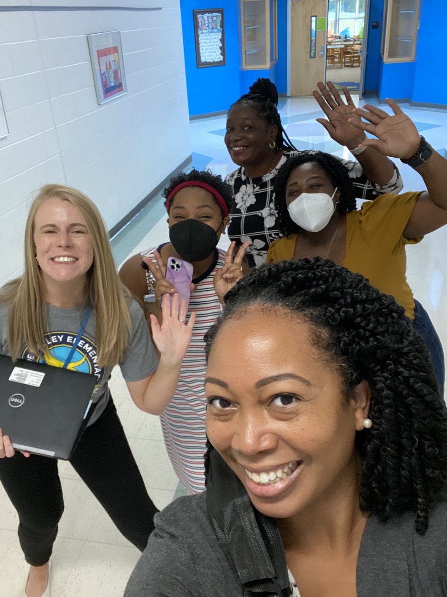 ApWhitaker's tweet photo. @allinteamdupree @hannaeducates @Kim__Petersen cheering on the Mentees and Mentors on the Scavenger Hunt!! @HopeValleyDPS @pmubenga @drstacydstewart @AKAFerrell_EdD https://t.co/WZ7lzISKZx