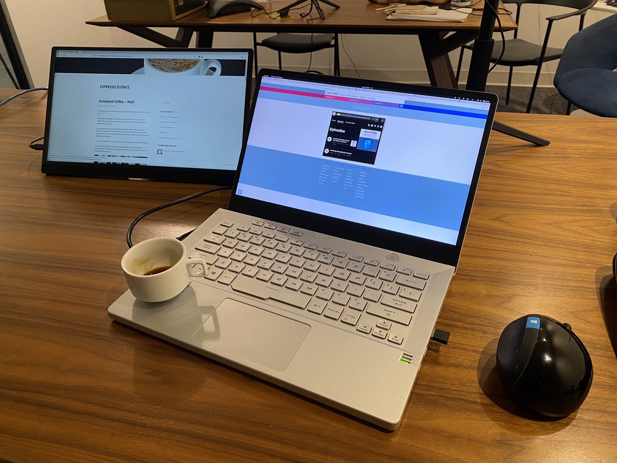 cinq's tweet image. This temporary office setup is very nice.