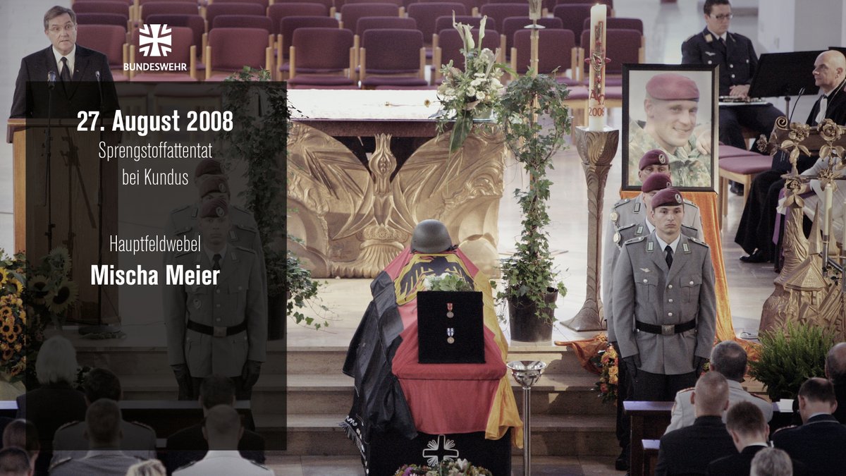 Stilles #Gedenken! Eine aufgesessene Patrouille gerät in eine Sprengfalle, dabei fällt unser #Kamerad aus dem damaligen #Fallschirmjägerbataillon263 in Zweibrücken. #DasHeerVergisstNicht #WIRSINDDASHEER