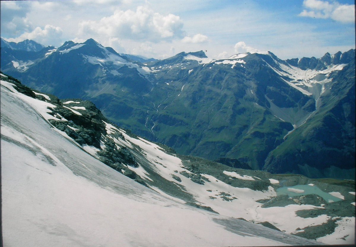 SrcSilvia's tweet photo. @Beppeley A proposito di desertificazione...colle Leynir a 3095mt. In Val d'Aosta il 19/08/22 e luglio 1990😭 https://t.co/as979pVfaM