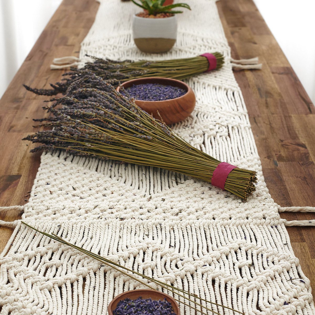 HThefootprint's tweet photo. Happy Monday all of you lovely people! 🤍🤍
Here’s a quick post on why our customers fall in love with our handmade boho table runner.

Don’t forget to check her out in my Etsy store to learn more 😍🤗😊
https://t.co/mJcOsqu8KP

#thefootprint #diningroomdecor #gift #Giftideas https://t.co/PzKHwxlhOn