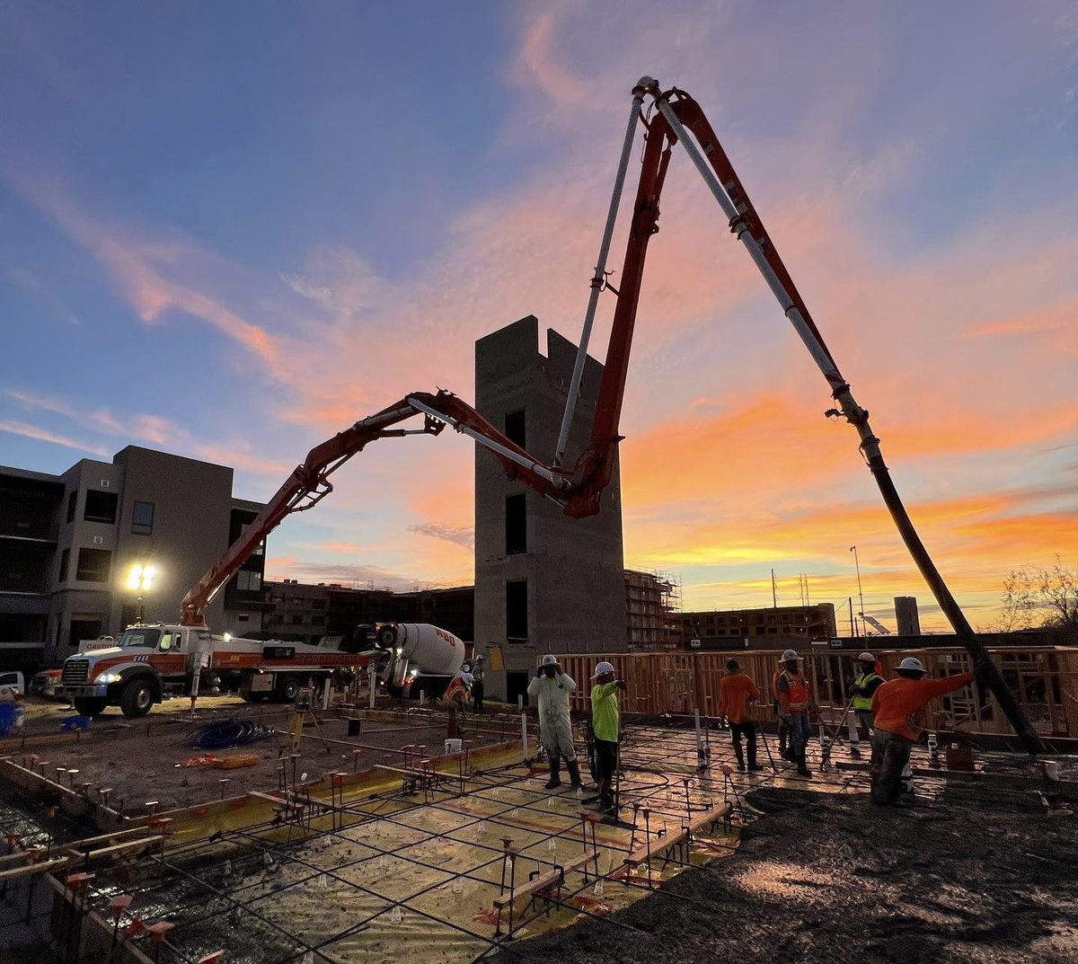 ACPApumpers's tweet photo. Good morning from Arizona!π₯
RP β’ @clappedoutcummins @BrundageBone : Arizona skies donβt need a filter π€©
#putzmeister #concretepumping #concrete #construction #jobsite #acpacertified #constructioncareers #concretejungle #pumpoperator #readymix #boompump #linepump #laserscreed https://t.co/Sm0yoenVH2