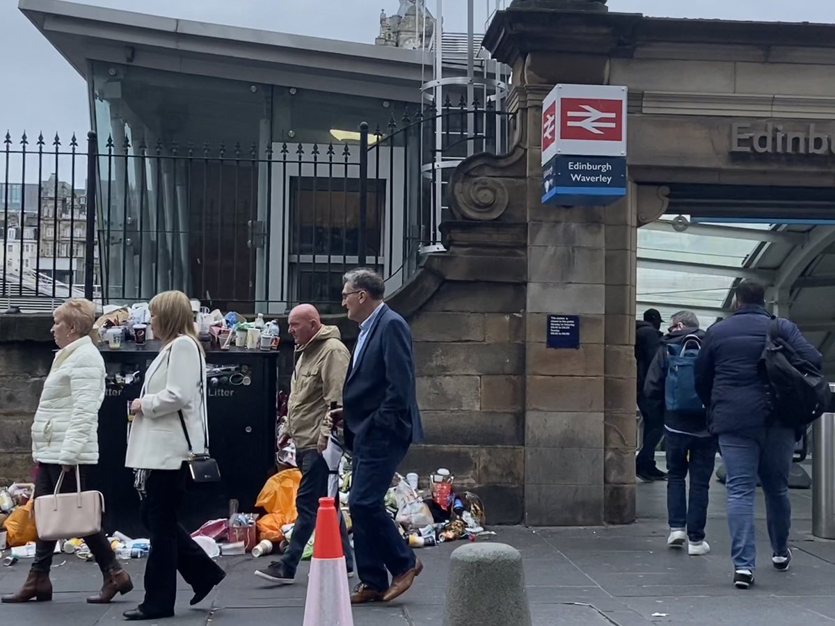 LauraAlderman_'s tweet image. It almost feels like a challenge now to find the most disgusting, overflowing bins in Edinburgh, as cleansing workers continue their 12 day strike over pay &amp;amp; conditions