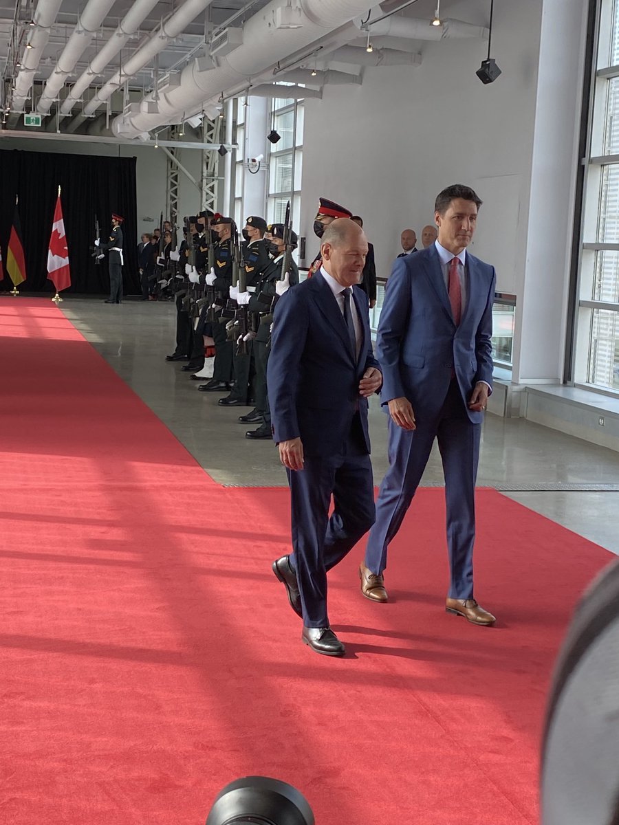 mganslmeier's tweet photo. Ehrenspalier für #Scholz und #Trudeau beim Besuch in Montreal. https://t.co/ZkQJKsqrjQ