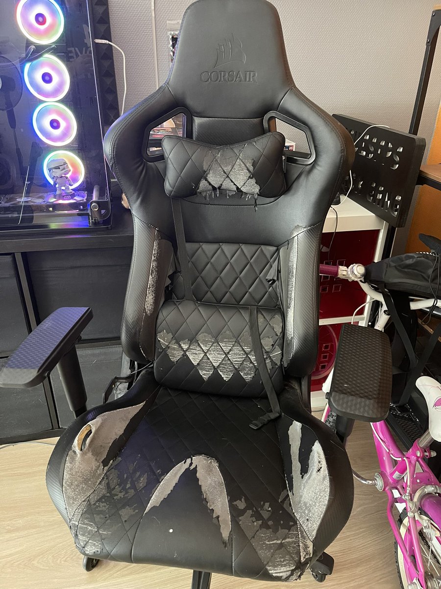 huguesfps's tweet photo. Corsair chair la qualité a l’état pure 😵@CORSAIR @CORSAIRFRA @REKTFrance c’est pareil vos chaises ? https://t.co/Ac91Glsdbr