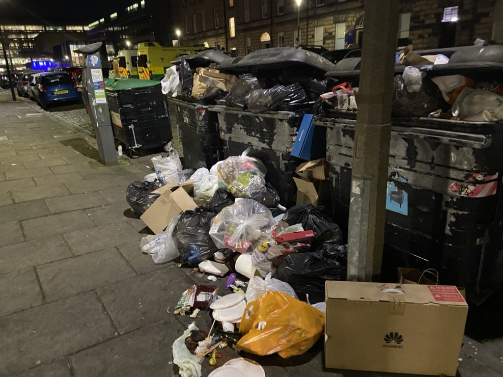 LauraAlderman_'s tweet image. It almost feels like a challenge now to find the most disgusting, overflowing bins in Edinburgh, as cleansing workers continue their 12 day strike over pay &amp;amp; conditions
