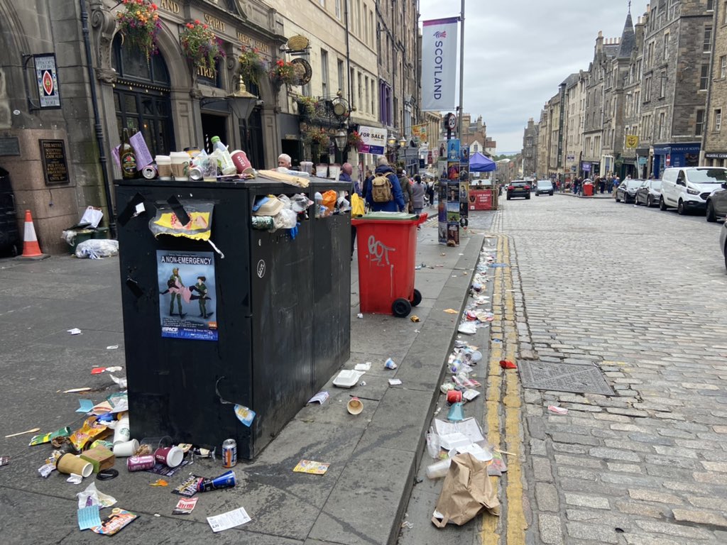 LauraAlderman_'s tweet image. It almost feels like a challenge now to find the most disgusting, overflowing bins in Edinburgh, as cleansing workers continue their 12 day strike over pay &amp;amp; conditions