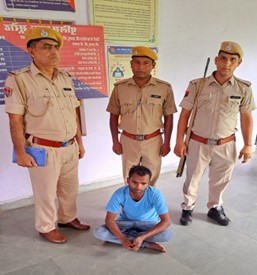 KarauliPolice's tweet photo. @IgpBharatpur @PoliceRajasthan
@DIPRRajasthan
#Action_ Against_Women_Child_Crime_Karauli_Police
दुष्कर्म के मामले में फरार आरोपी पुलिस गिरफ्त में
पुलिस अधीक्षक करौली श्री नारायण टोगस द्वारा वांछित अपराधियों की धरपकड हेतु एवं महिला/बालको सम्बंधी अपराधों में त्वरित कार्यवाही https://t.co/OxGA1nih1d