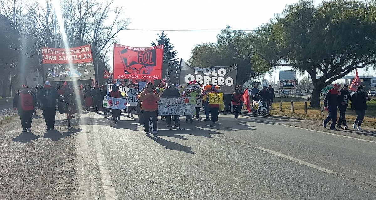 darortn's tweet photo. Ya cortan el puente carretero a la altura del fortín las organizaciones sociales de Río Negro. Se quedan en el lugar hasta las 16. https://t.co/RCo31GmVfU