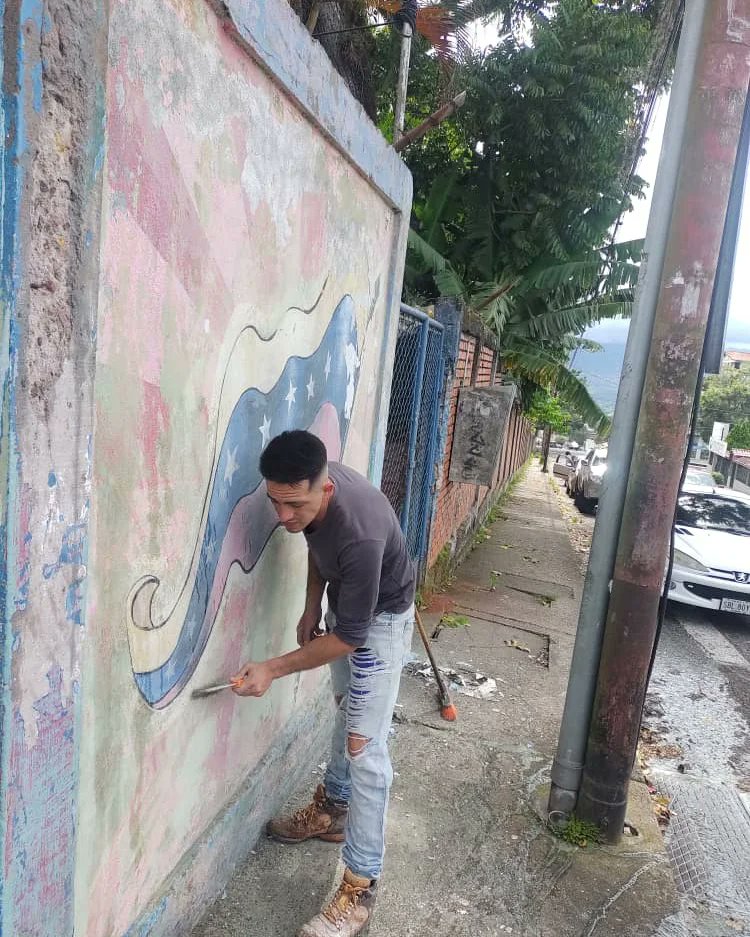 ebjarval's tweet photo. Así fue el #findesemana en #ebjarval iniciamos la limpieza y reparación de la fachada, gracias al aporte económico de padres, madres y representantes y al trabajo del Sr. Néstor Acevedo y su hijo
@DGCE_MPPE @MPPEDUCACION @ContactoFede @ZonaEducTachira @FreddyBernal @Silfredo_SC https://t.co/FPk5xg1Zsb