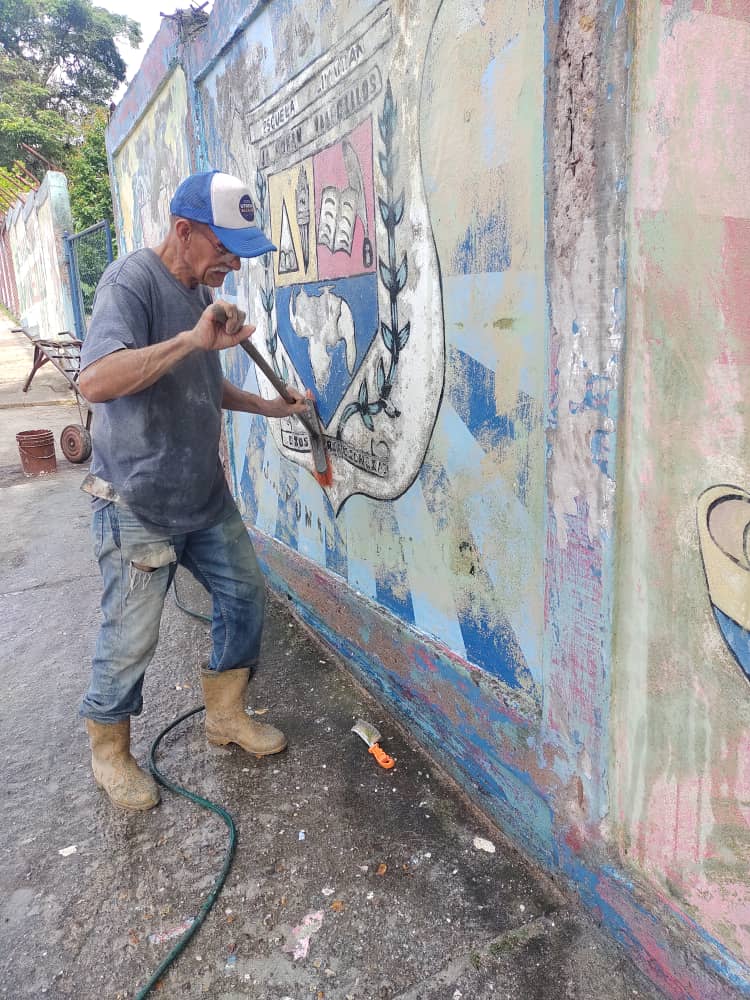 ebjarval's tweet photo. Así fue el #findesemana en #ebjarval iniciamos la limpieza y reparación de la fachada, gracias al aporte económico de padres, madres y representantes y al trabajo del Sr. Néstor Acevedo y su hijo
@DGCE_MPPE @MPPEDUCACION @ContactoFede @ZonaEducTachira @FreddyBernal @Silfredo_SC https://t.co/FPk5xg1Zsb