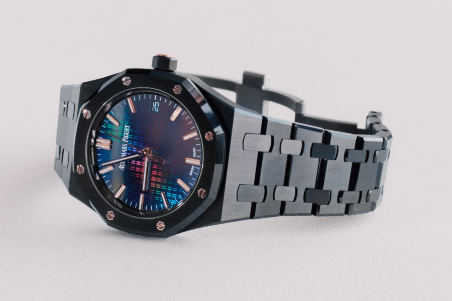 AudemarsPiguet's tweet photo. The black ceramic case and bracelet are highlighted by hexagonal pink gold screws. All the components of the case and bracelet are embellished with satin-finishing that is paired with polished chamfers for a maximum play on light.
#AudemarsPiguet #RoyalOak #APxCB https://t.co/ZBk6EAffAH