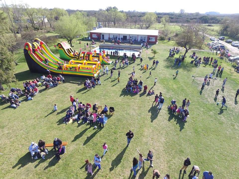 PROGualeguaychu's tweet photo. En el día de ayer estuvimos festejando el día del niño. Desde el PRO Gualeguaychú agradecemos a Raúl Sayas y toda la gente del Gualeyán por habernos hecho participe del festejo.
Un día especial dedicado a los más pequeños, un granito de arena para alegrar su día. https://t.co/zBGz3NjVdg