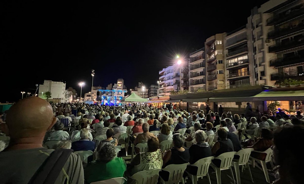 Quina vetllada tant bonica ahir, davant Sa Palomera de #Blanes ! VIII cantada d’Havaneres Blanes - Costa Brava! Un plaer ser-hi, com sempre! #havaneres #havanerus #cançodetaverna #musicamarinera #cançopopular #culturacatalana #nitsdestiu #elspescadorsdelescala <a href="/Blanes_cat/">Ajuntament de Blanes</a>