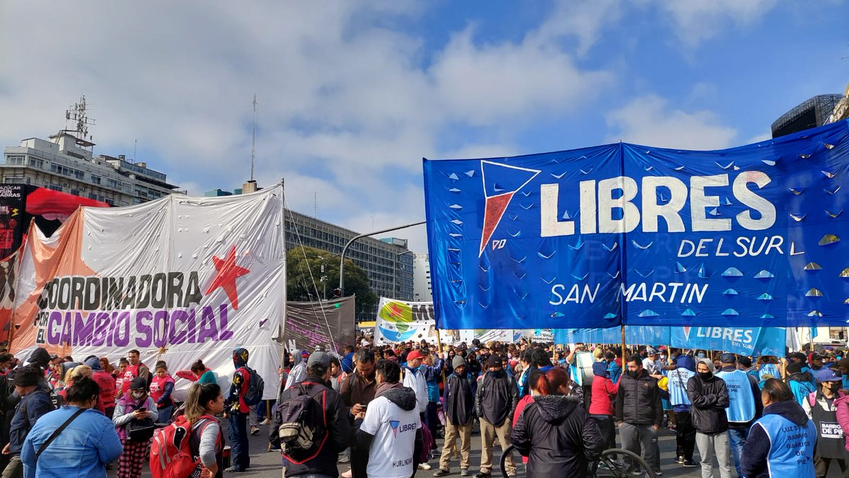 LibresdelsurL's tweet photo. #AHORA Libres del Sur moviliza al ministerio de trabajo para pedir que el salario básico supere la línea de indigencia. 

#MásSalarioMenosPobreza https://t.co/d5et6S0NkA