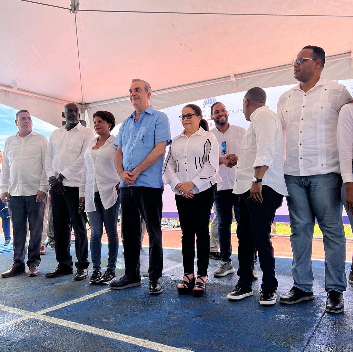 AdessRD's tweet photo. Nuestra directora @Digna10 acompañó al presidente @luisabinader en entrega de tarjetas a nuevos/as beneficiarios/as de @SuperateRDO en Peralvillo, #MontePlata. 

#ElPresidenteCumpleAdessTrabaja https://t.co/wQQBMpnzSN