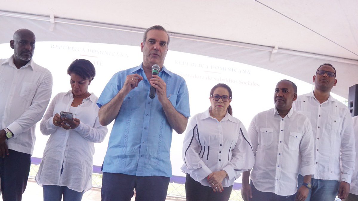 AdessRD's tweet photo. Nuestra directora @Digna10 acompañó al presidente @luisabinader en entrega de tarjetas a nuevos/as beneficiarios/as de @SuperateRDO en Peralvillo, #MontePlata. 

#ElPresidenteCumpleAdessTrabaja https://t.co/wQQBMpnzSN