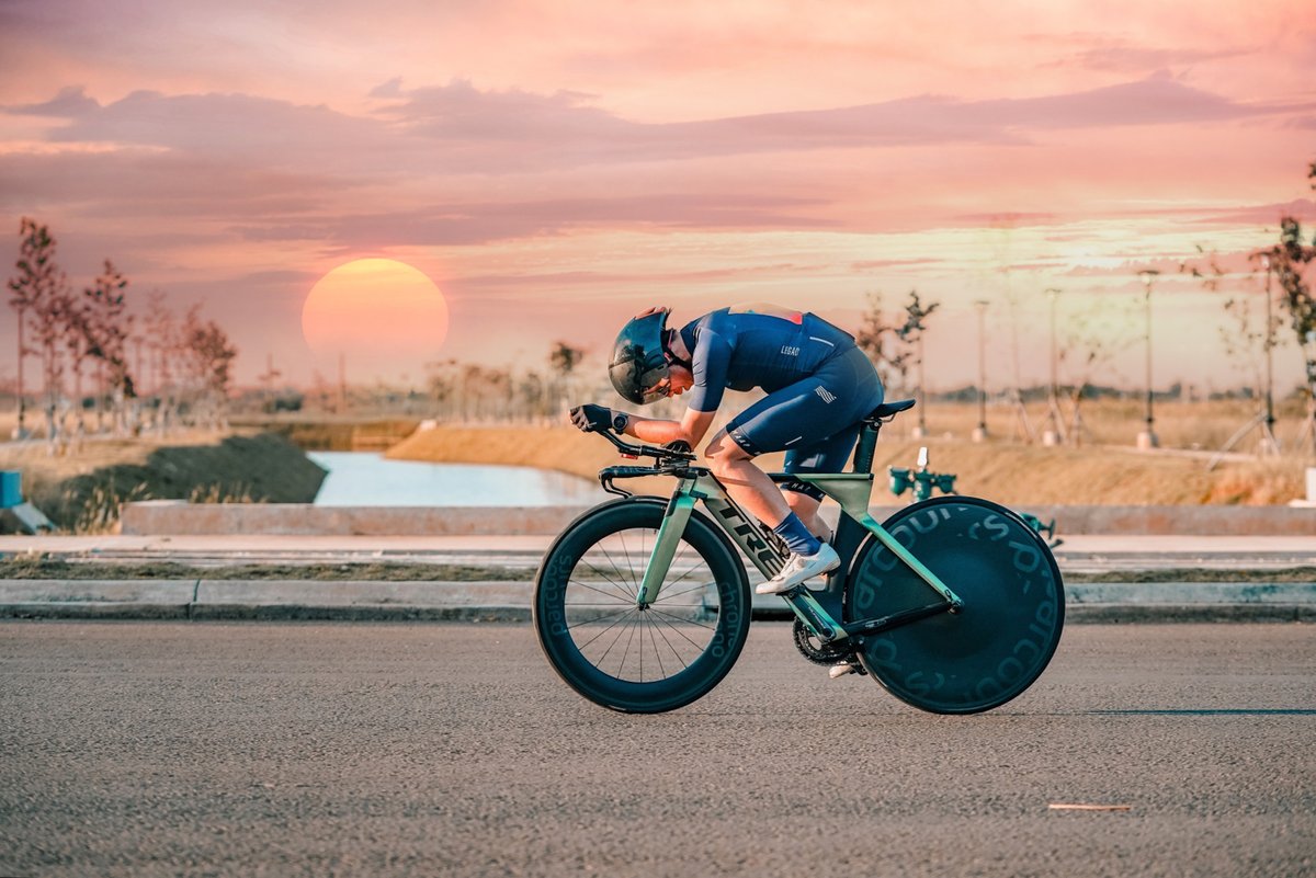 Sunrise in Jakata 🌅 Thanks to Andrew for sharing this incredible shot of our Chrono Disc wheelset! 📷 Winston.photoart