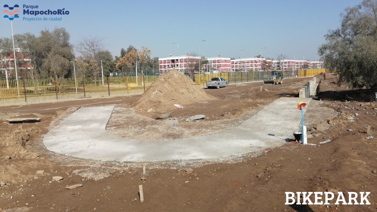MapochoRio's tweet photo. Ya se pueden reconocer los primeros avances del #bikepark de #MapochoRio, que se ubicará en Costanera Sur con El Arroyo, en #CerroNavia. Esta obra permitirá la práctica del BMX freestyle (estilo libre), deporte olímpico desde los jJuegos de Beijing 2008. https://t.co/iaL7fN51hc