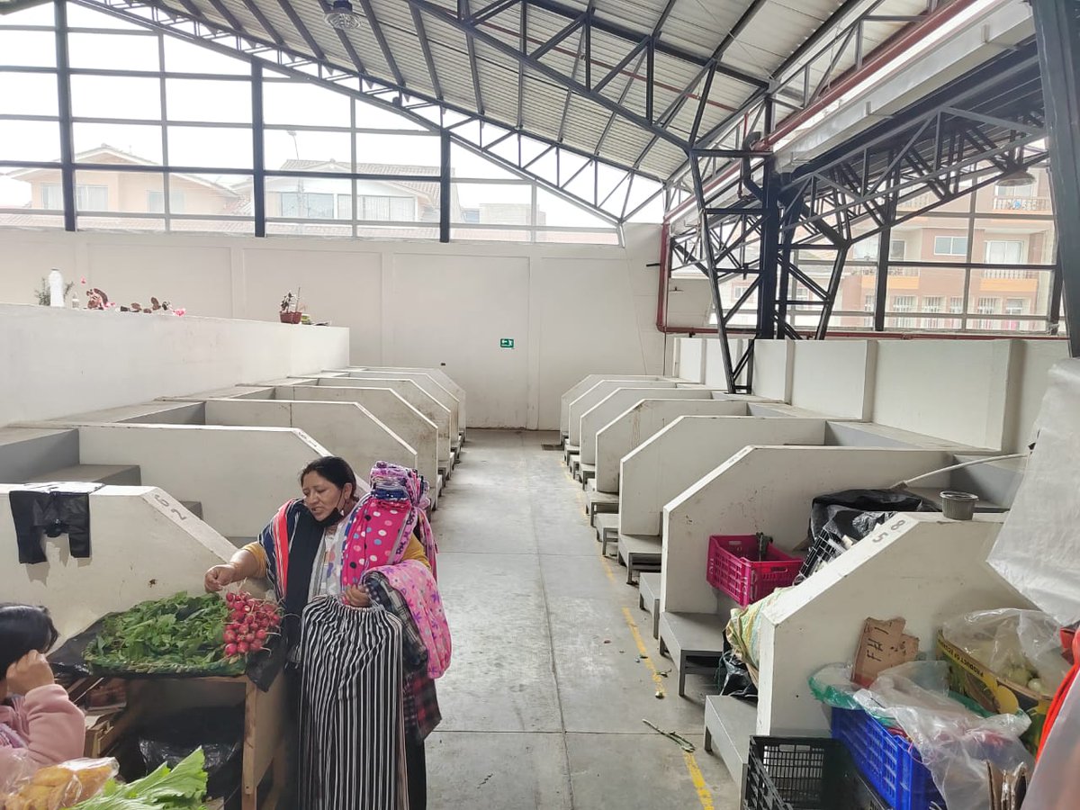 RoqueOrdonezEc's tweet photo. Sobre nuevos mercados que buscan crear, insistimos se necesita nuevo modelo de gestión.Ayer que visité el mercado 12 de abril, 11h00am,+ de 30 puestos vacíos, esto se busca cambiar con nueva Ordenanza que permite dinamizar y equilibrar la economía de todos los comerciantes. https://t.co/KG5qpQ4B64