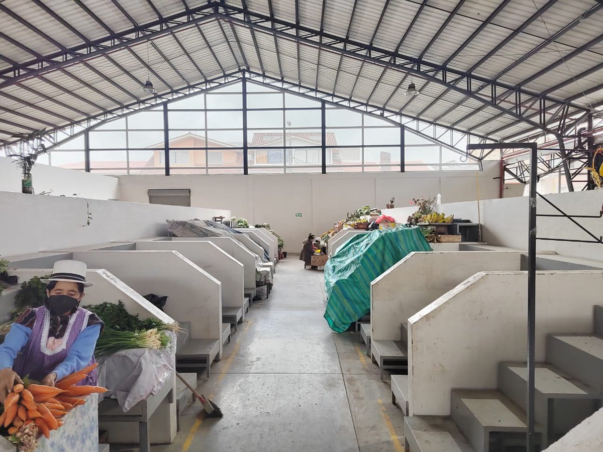RoqueOrdonezEc's tweet photo. Sobre nuevos mercados que buscan crear, insistimos se necesita nuevo modelo de gestión.Ayer que visité el mercado 12 de abril, 11h00am,+ de 30 puestos vacíos, esto se busca cambiar con nueva Ordenanza que permite dinamizar y equilibrar la economía de todos los comerciantes. https://t.co/KG5qpQ4B64