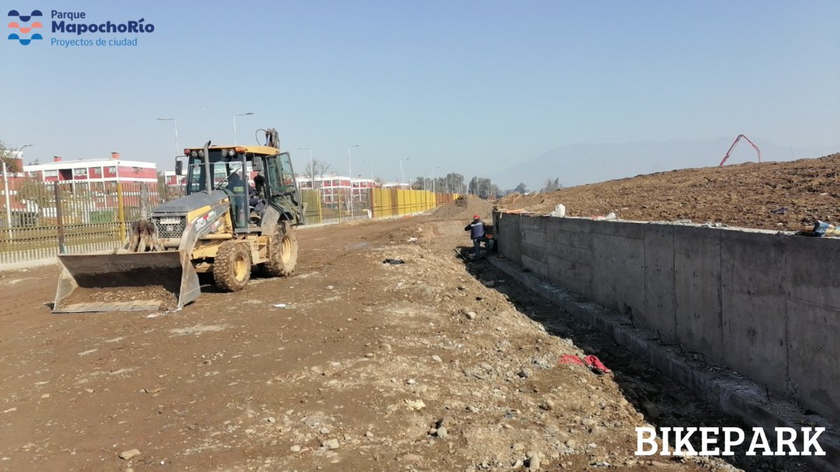 MapochoRio's tweet photo. Ya se pueden reconocer los primeros avances del #bikepark de #MapochoRio, que se ubicará en Costanera Sur con El Arroyo, en #CerroNavia. Esta obra permitirá la práctica del BMX freestyle (estilo libre), deporte olímpico desde los jJuegos de Beijing 2008. https://t.co/iaL7fN51hc