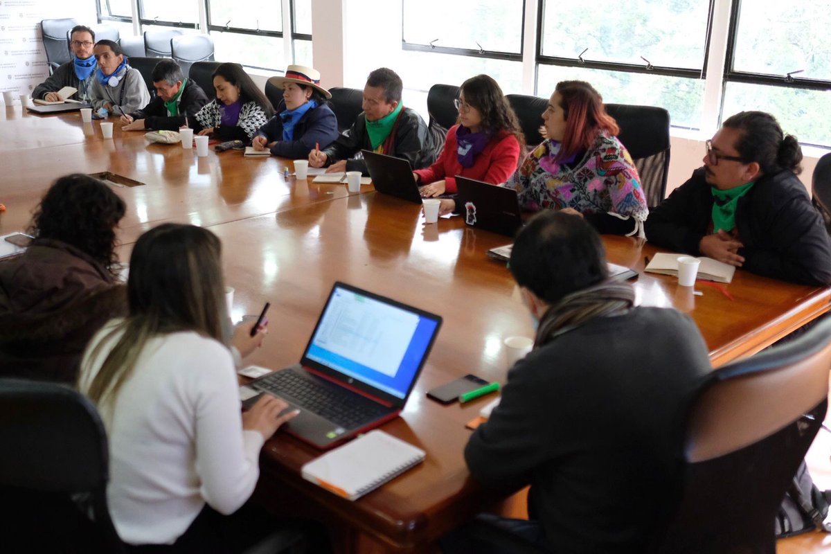susanamuhamad's tweet photo. Iniciamos semana en agenda de #DiálogoSocial con la Coordinadora Regional Campesina de Sumapaz y Cruz Verde. Conversamos sobre el proceso de delimitación en cabeza del @MinAmbienteCo y las conflictividades socioambientales del territorio. https://t.co/Q3q1Ttyjqs