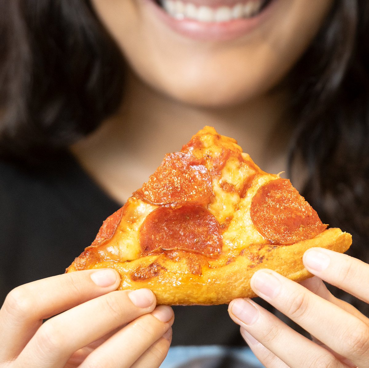 En tu cabeza solo suena “Quiero Domino’s” 🤤🍕

Ordena en Dominos.com o en tu DominosApp.

#DominosRD
#DominosContigo
#DominosEnCasa