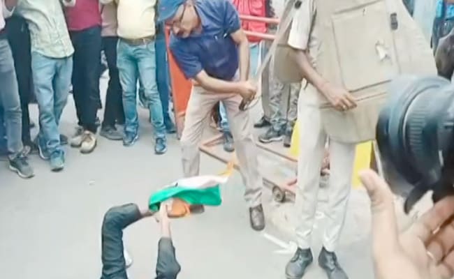 RaubinsMr's tweet photo. Patan ke ADM ने किया राष्ट्रीय झंडा का अपमान उस पर कड़ी से कड़ी कार्रवाई हो हमारा राष्ट्रीय झंडा का अपमान यानी हमारे देश का अपमान मातृभूमि का 🇮🇳🇮🇳🇮🇳🇮🇳 https://t.co/spjWsZKGHS