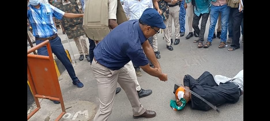 RaubinsMr's tweet photo. Patan ke ADM ने किया राष्ट्रीय झंडा का अपमान उस पर कड़ी से कड़ी कार्रवाई हो हमारा राष्ट्रीय झंडा का अपमान यानी हमारे देश का अपमान मातृभूमि का 🇮🇳🇮🇳🇮🇳🇮🇳 https://t.co/spjWsZKGHS