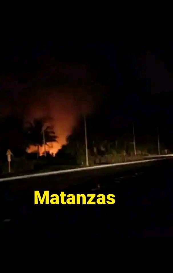 CubaGlobal2024's tweet photo. 🚨🔥Atención me escribieron desde Matanzas desde la 1 AM más o menos👇👇👇 (seguro fue un rayo😁)

"Cabarroca pastorita matanzas eso es zona militar le dieron candela,la policía anda buscando personas en la costa y alrededores https://t.co/BkKideHpjP