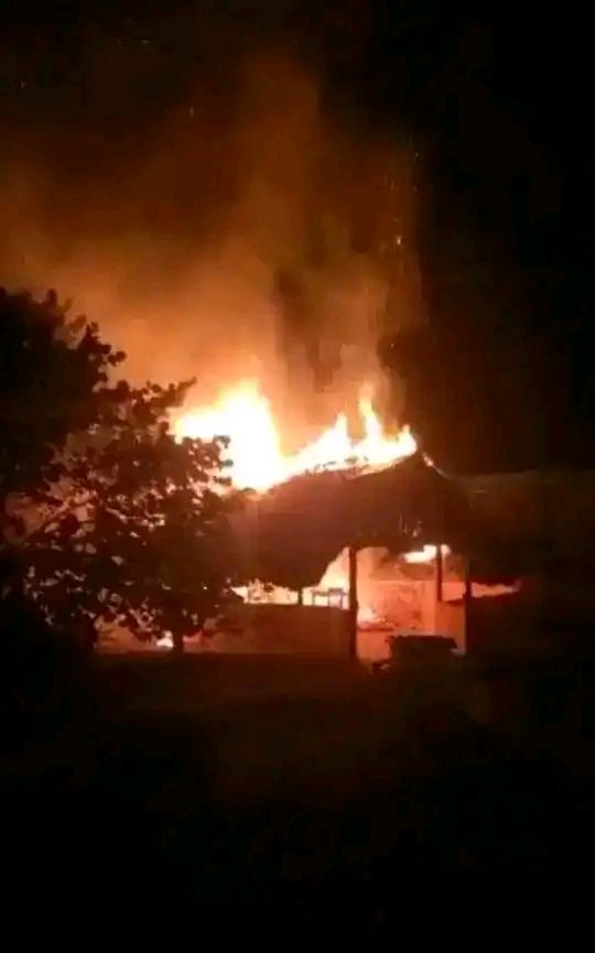 CubaGlobal2024's tweet photo. 🚨🔥Atención me escribieron desde Matanzas desde la 1 AM más o menos👇👇👇 (seguro fue un rayo😁)

"Cabarroca pastorita matanzas eso es zona militar le dieron candela,la policía anda buscando personas en la costa y alrededores https://t.co/BkKideHpjP