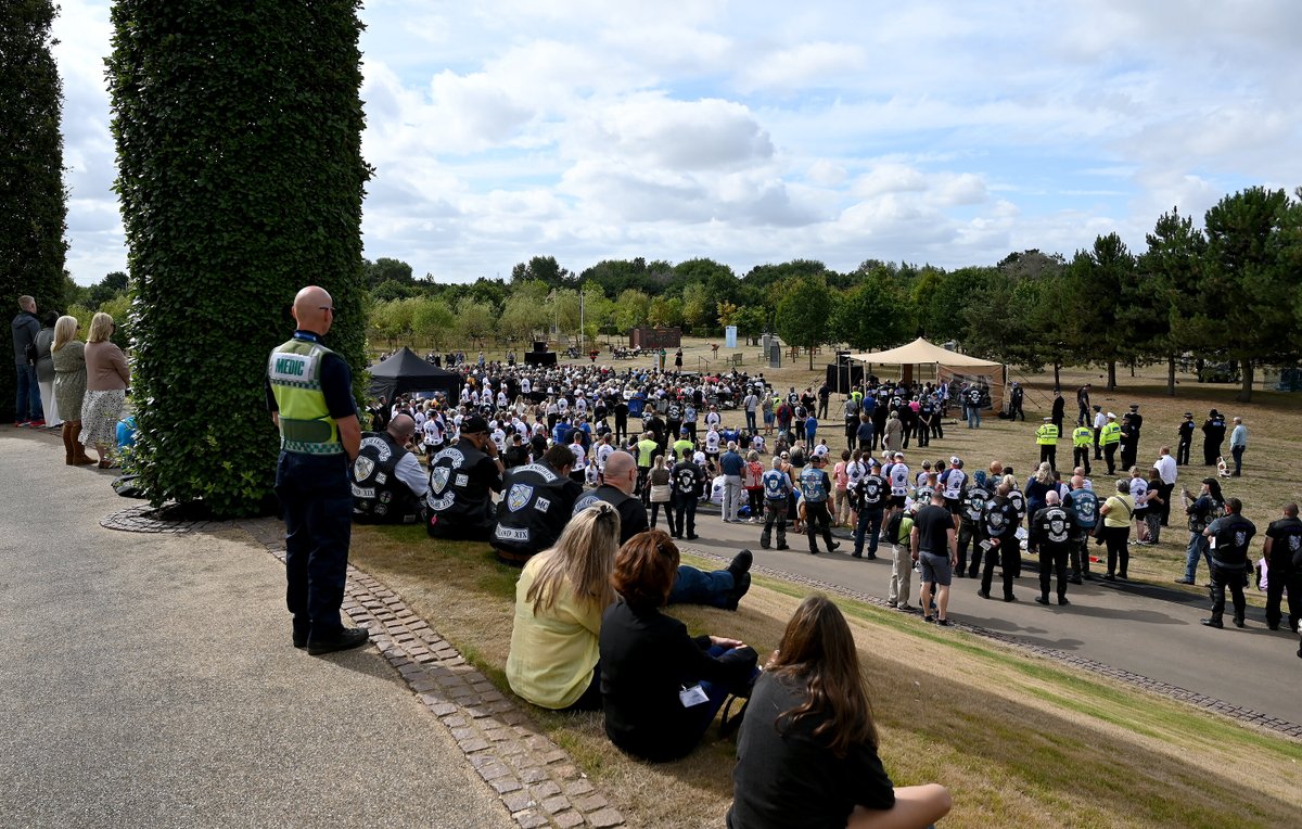 Poignant and moving. As always. The #PoliceFamily gathered to remember fallen colleagues at the <a href="/UK_COPS/">COPS</a> Service of Remembrance this weekend. #COPS2022 #LestWeForget facebook.com/LeicesterPolFe…