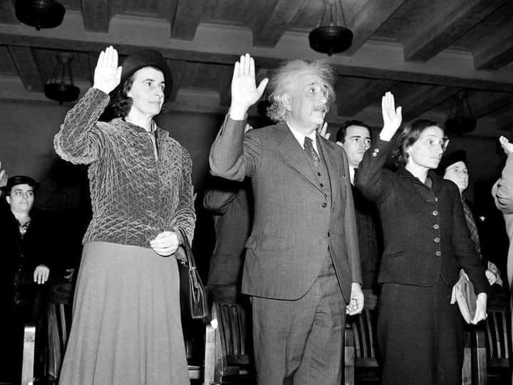 RT @PhysInHistory: Physics Photo Of The Day:

Albert Einstein becoming an American citizen, 1940. https://t.co/0ShxYtlyOB