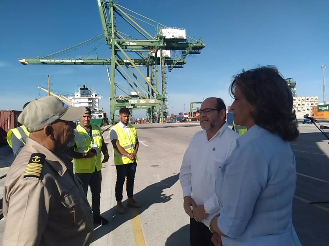 MincinCuba's tweet photo. Recibe la Ministra del Comercio Interior @BetsyDazVelzqu2 donativos alimenticios procedentes de la hermana República de Nicaragua  nuestro agradecimiento en nombre del pueblo y el gobierno de Cuba.
#CubaNoEstáSola 
#CubaPorLaPaz https://t.co/cLEJ0qNq9P