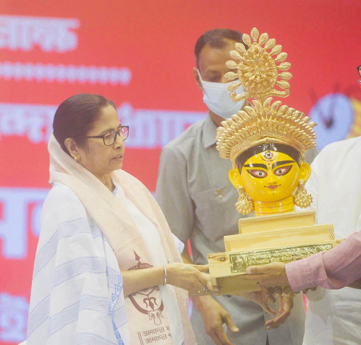 মা আসছেন, তাই এবছর সাড়ম্বরে মাকে বরণ করে নেওয়ার প্রস্তুতি পর্ব পর্যালোচনা করে দেখলেন মাননীয়া মুখ্যমন্ত্রী মমতা বন্দ্যোপাধ্যায়। 

#banglargorbomamata #durgapuja #preparation #meeting