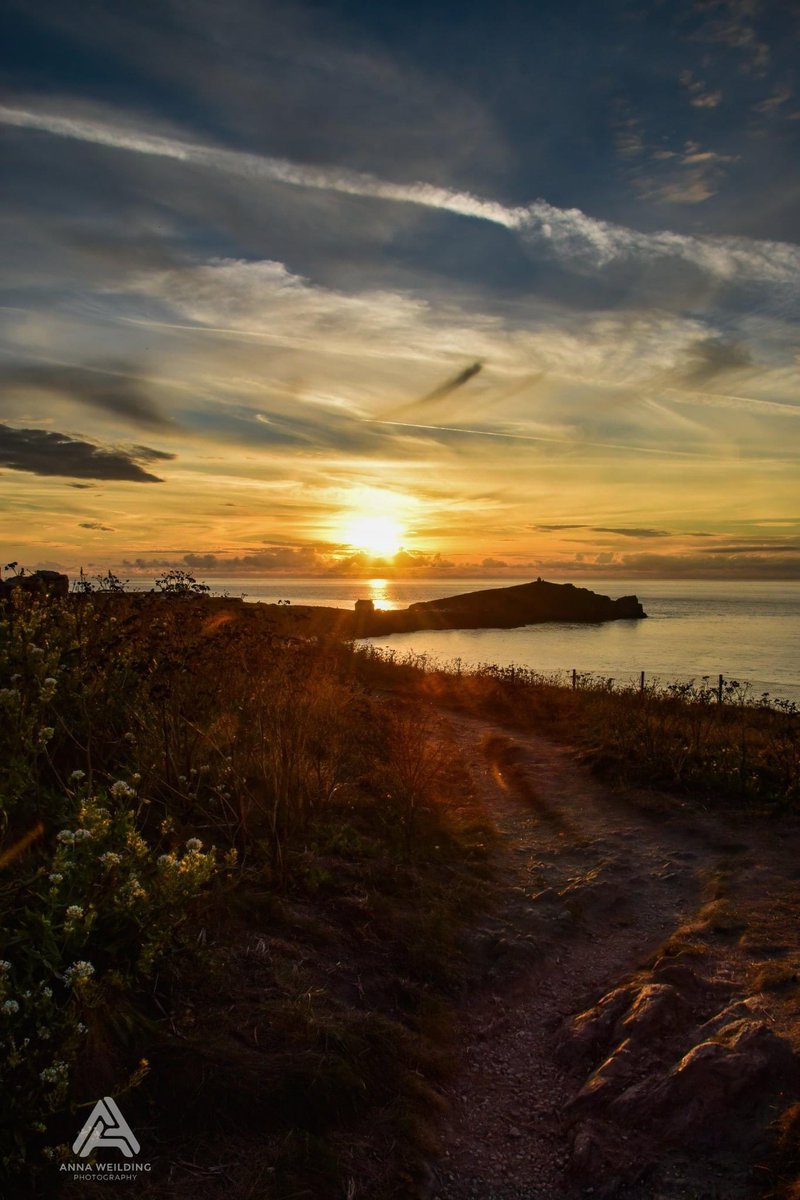 AnnaWeilding's tweet photo. Beautiful sunset at Newquay Cornwall ☀️

#sunset #sunsetphotography #sun #sea #seascape #Beautiful #photography #photooftheday #photographylovers #landscape #landscapephotography #cornwall #newquay #capture #moment #nature https://t.co/OXoKSeZFEH