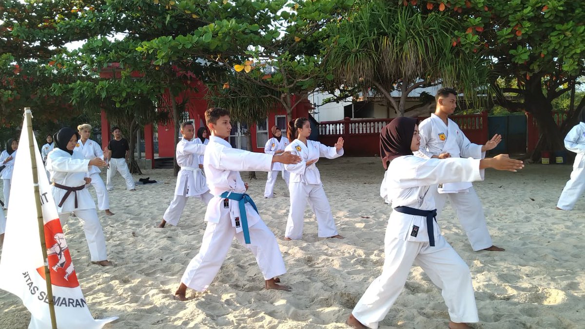 UKM Karate USM Gelar Latihan Alam di Pantai Bandengan Jepara dlvr.it/SX2pXf