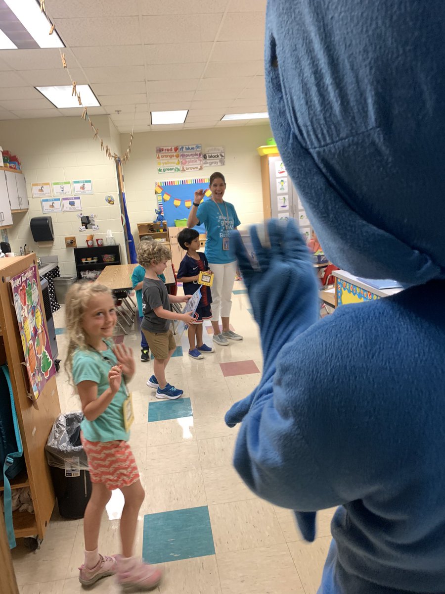 Lots of happy bluebirds on the first day of school! 🐦😁🚌💙 <a href="/RobinARileyEdu/">R. Riley</a> <a href="/BWEPTA/">Bettie Weaver Elementary PTA</a> #FirstDayOfSchool #oneccps