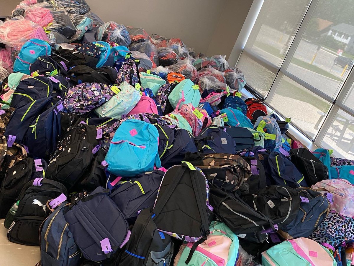 On Friday after afternoon a group of #DoGooders assembled 266 backpacks as part of this years #BackInClass campaign! Because of the generosity of <a href="/TD_Canada/">TD (Canada)</a> colleagues, over the last 15 years we have filled over 9,000 backpacks 🎒supporting economically disadvantaged children 💚