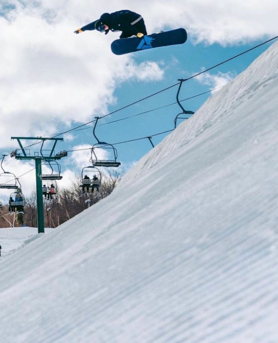 It's Monday and @laneknaack is letting us know all about low impact snowboarding. Catching transition means low impact.  Legends never die, they just go low impact.

📸 @rileyhowland

Made In The USA at Never Summer Industries 
#AcademyPropacambaSeries
#Snowboard #Snowboarding