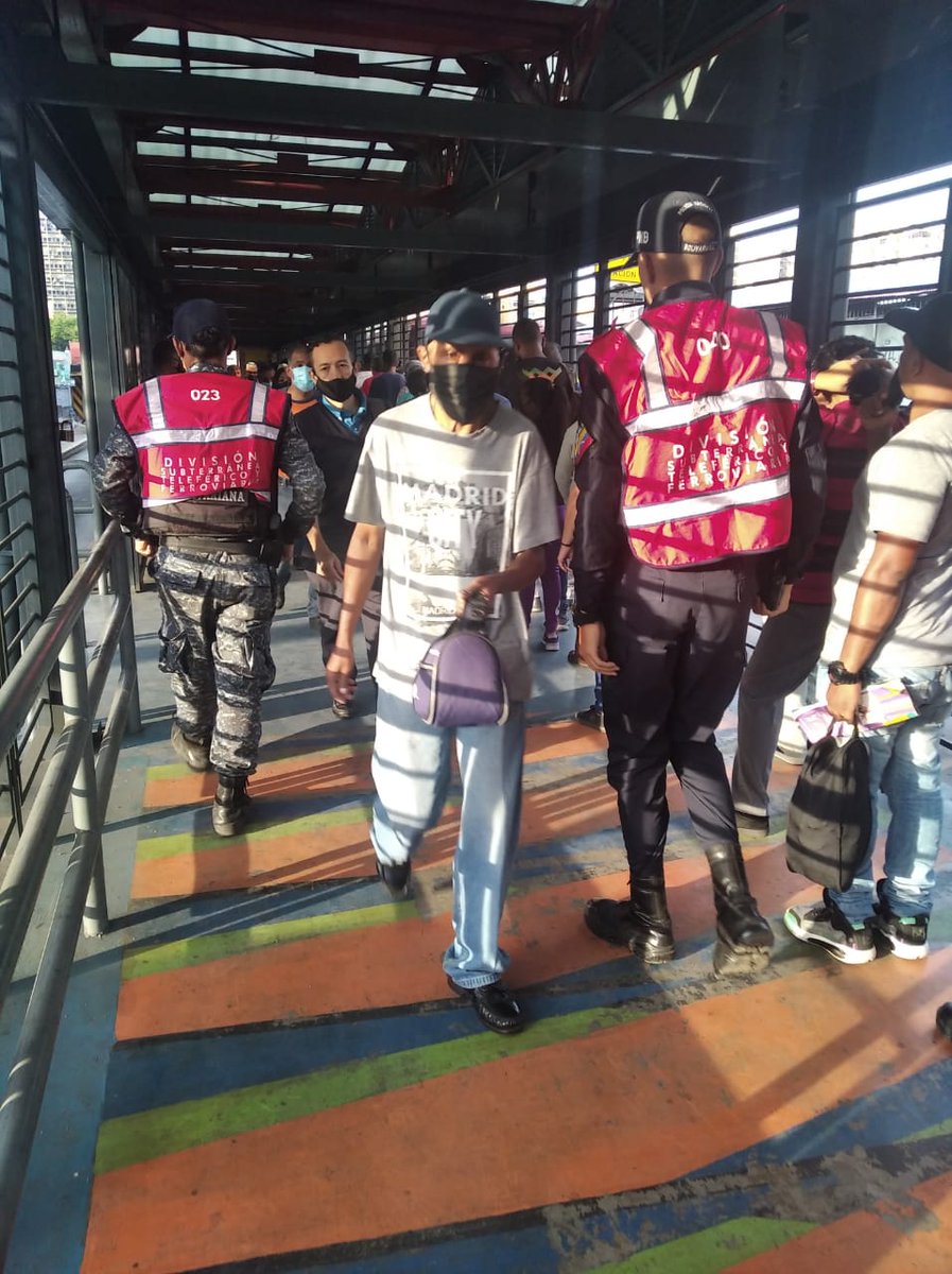 metro_caracas's tweet photo. #22Ago Activado dispositivo de seguridad en el sistema @metro_caracas para la prevención del delito y velar por la seguridad de los usuarios por medio del despliegue de funcionarios de la @PNBVzla.
#BusCcs.
#CuadrantesDePaz
@NicolasMaduro
@rvaraguayan
@duboulayperozo https://t.co/zkoRUJgm2u