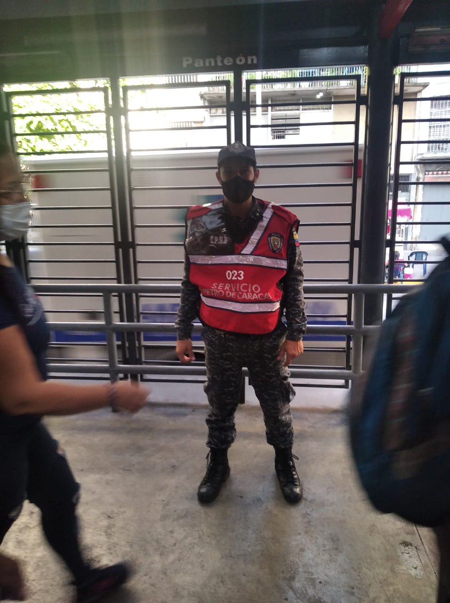 metro_caracas's tweet photo. #22Ago Activado dispositivo de seguridad en el sistema @metro_caracas para la prevención del delito y velar por la seguridad de los usuarios por medio del despliegue de funcionarios de la @PNBVzla.
#BusCcs.
#CuadrantesDePaz
@NicolasMaduro
@rvaraguayan
@duboulayperozo https://t.co/zkoRUJgm2u